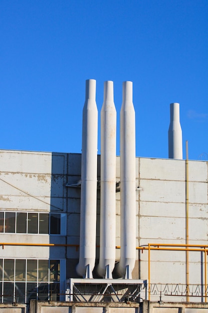 Ventilatiebuizen aan de muur