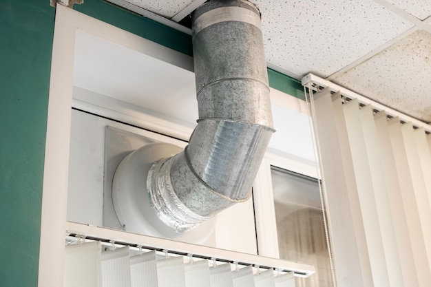Ventilatiepijp wordt naar het raam gebracht
