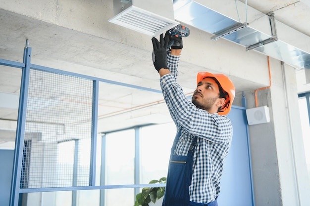 Ventilatiereiniging Specialist aan het werk Reparatie ventilatiesysteem HVAC Industriële achtergrond