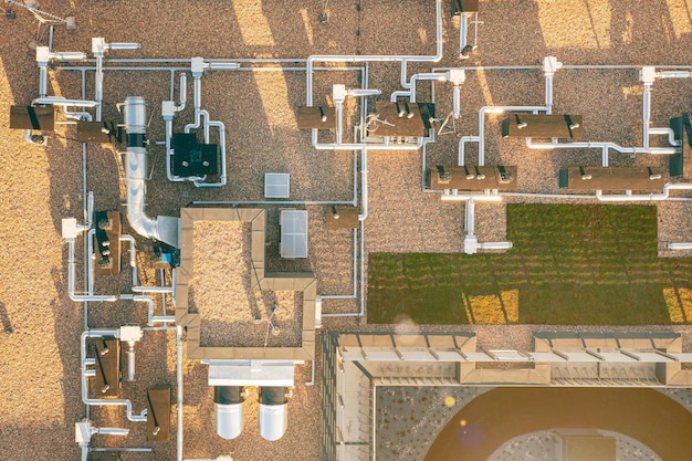 Вентиляция и различные коммуникации на крышах многоэтажных домов, вид с высоты на крыши домов.