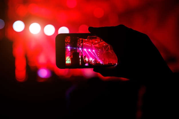 Ventilator die foto van concert op festival neemt door smatphone