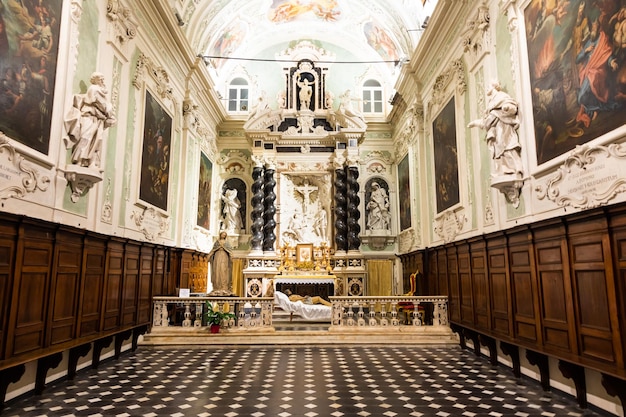 Ventimiglia Italië het barokke kerkinterieur van Oratorio dei Neri met het standbeeld van Jesus Christ