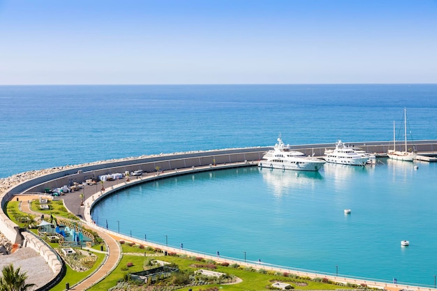 Ventimiglia, italia - circa agosto 2021: cala del forte è un porto turistico squisito, nuovissimo e all'avanguardia situato a ventimiglia, in italia, a soli 15 minuti dal principato di monaco