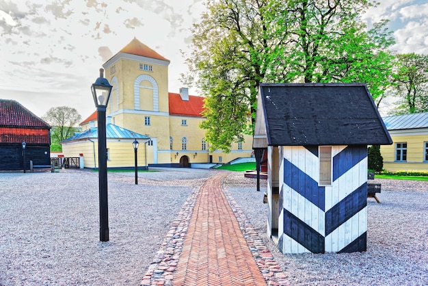 Ventspils castle gebouwd door livonian order in letland. het is het oudste kasteel gebouwd door de livonische orde. ventspils is een stad in de regio koerland in letland.