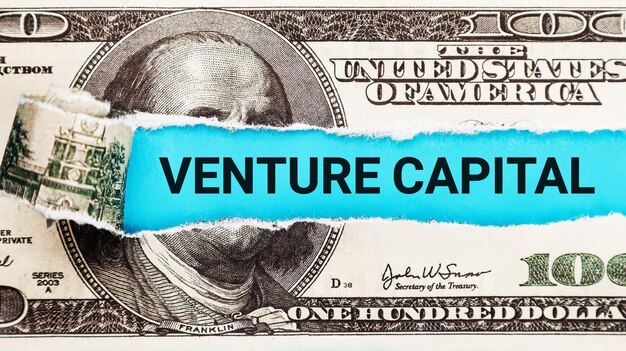 Foto venture capital het woord venture capital op de achtergrond van de amerikaanse dollar investeringen in innovati