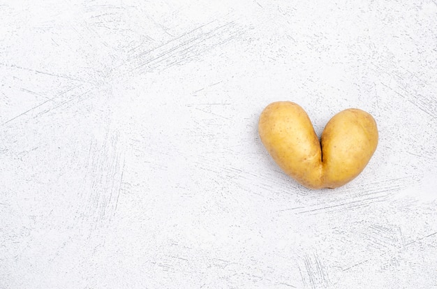 Verachtelijke aardappelen in de vorm van een hart, kopieer de ruimte