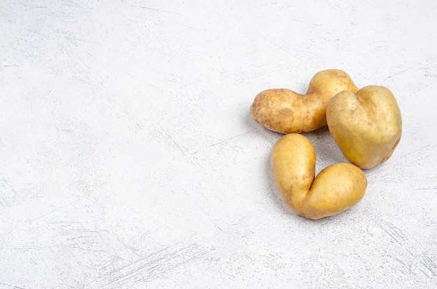 Verachtelijke aardappelen van verschillende vormen, kopieer ruimte