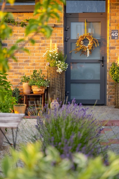 Foto veranda van huis versierd met planten