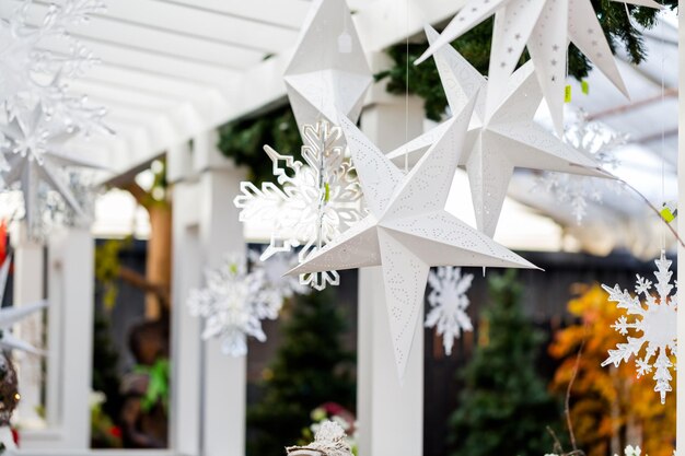 Veranda versierd met sneeuwvlokken voor Kerstmis.