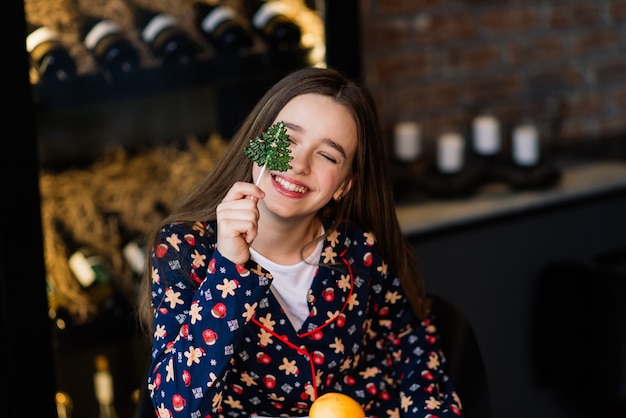 Foto verbaasd grappig kind likt snoep lolly thuis tijdens de wintervakantie