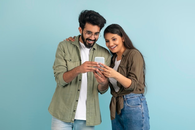 Verbaasd jong Indiaas koppel dat online winkelt met behulp van smartphone