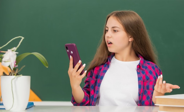 Verbaasd kind met vintage telefoongesprek tienermeisje draagt retro kleding jeugd