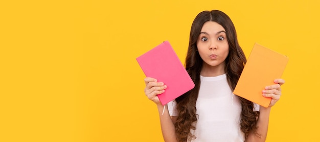 Verbaasd schoolkind klaar om te studeren, kies notebookkennis Banner van schoolmeisje student Schoolmeisje leerling portret met kopieerruimte