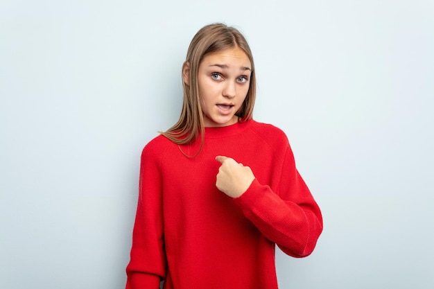 Verbaasd wijzend met een breed lachende vinger