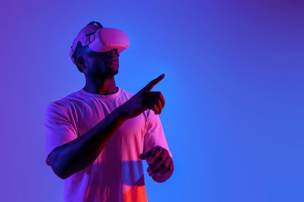 Verbaasde Afro-Amerikaanse man in virtual reality bril raakt zijn hand in neonverlichting
