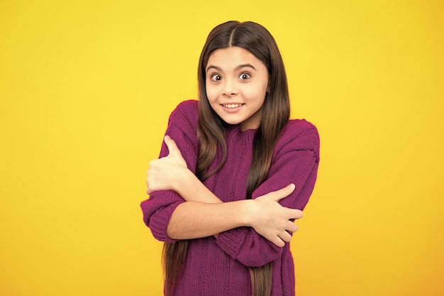 Verbaasde emoties van jong tienermeisje Mooi tienermeisje in studio Portret van een kindmeisje