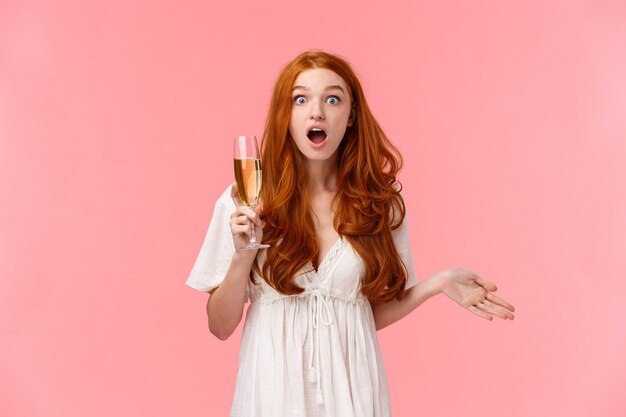 Verbaasde en geamuseerde, verbaasde roodharige vrouw die een interessant gesprek heeft