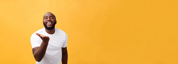Verbaasde jonge Afro-Amerikaanse hipster met een witte t-shirt die handen vasthoudt in een verrast gebaar