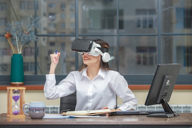 Foto verbaasde jonge vrouw die de lucht schrijft tijdens de vr-ervaring foto van hoge kwaliteit