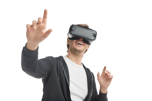 Verbaasde man in interactie met virtual reality