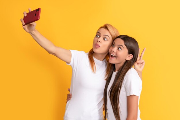 Verbaasde moeder en dochter maken selfie op smartphone video review