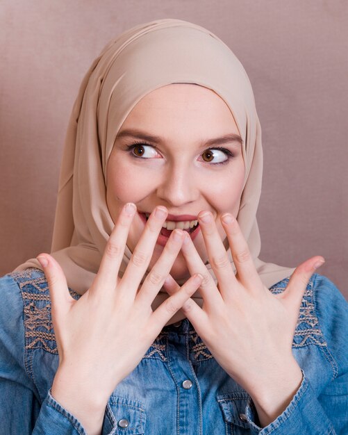 Foto verbaasde mooie glimlachende vrouw in hijab