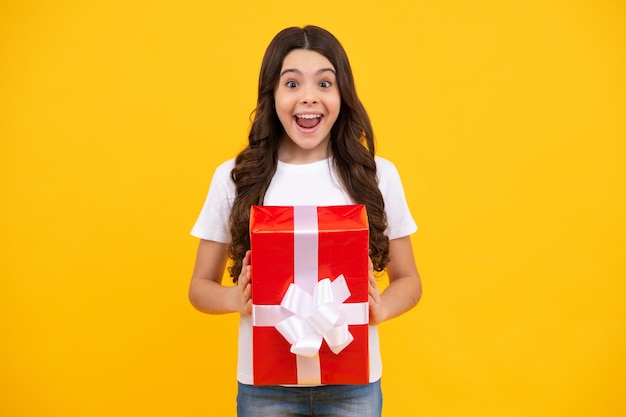 Verbaasde tiener Emotionele tiener kind houdt cadeau op verjaardag Grappig kind meisje met geschenkdozen vieren gelukkig Nieuwjaar of Kerstmis Opgewonden tienermeisje