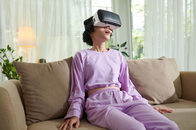 Verbaasde tiener in VR-headset