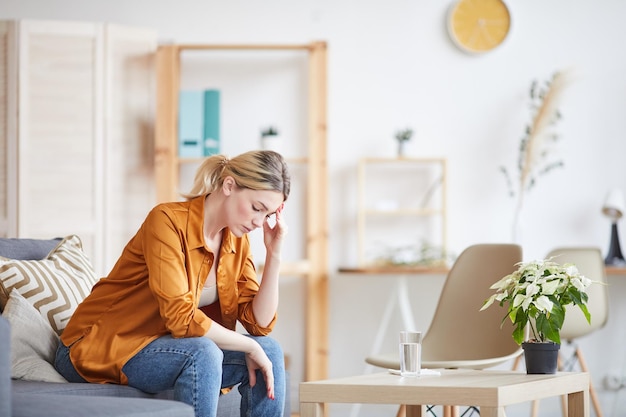 Verbaasde vrouw die hoofdpijn voelt