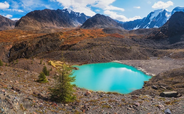 Verbazend alpien landschap met bergmeer in hooglandvallei i