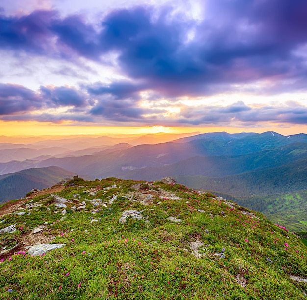 Verbazingwekkend berglandschap met kleurrijke levendige zonsondergang op de bewolkte hemel, natuurlijke buiten reizen achtergrond. Schoonheid wereld.