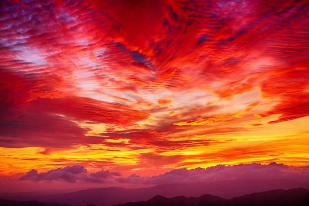 Verbazingwekkend berglandschap met kleurrijke levendige zonsondergang op de heldere hemel natuurlijke openluchtreisachtergrond