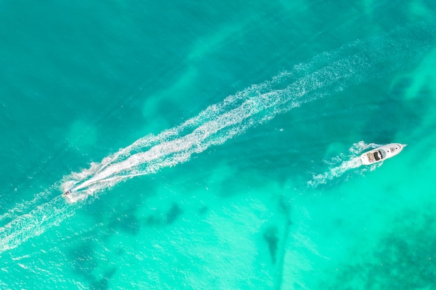 Verbazingwekkend bovenaanzicht van jacht luchtfoto van luxe drijvend klein schip in blauwe Caribische zee jacht op