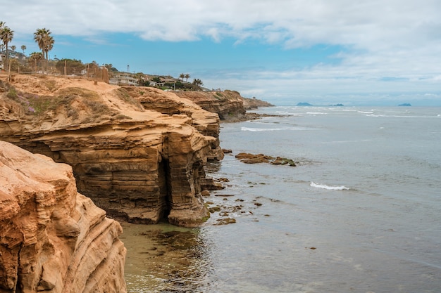 Verbazingwekkend landschap van Sunset Cliffs Beach Coastline in bewolkt San Diego California