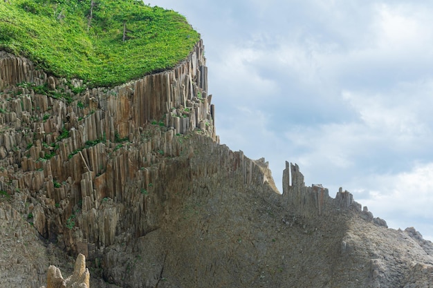 Verbazingwekkend landschap van zuilvormige vulkanische basaltrotsen op het eiland Kunashir