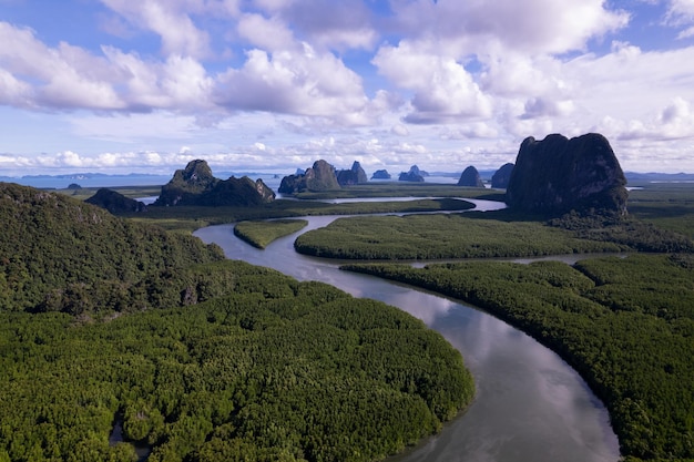 Verbazingwekkend mooi natuurlijk landschap van landschapsmening in het tropische mangrovebos van Azië, bergen, achtergrond, luchtfoto, drone-opname, Hoge hoekweergave