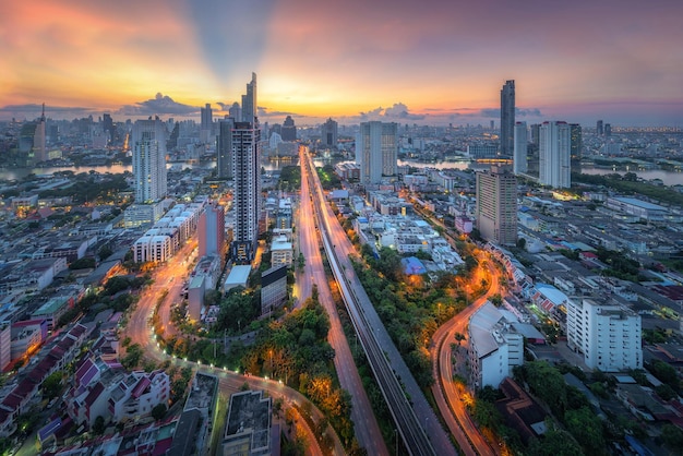 Verbazingwekkend mooi uitzicht op de skyline van het centrum van Bangkok en de wolkenkrabber bij zonsondergang
