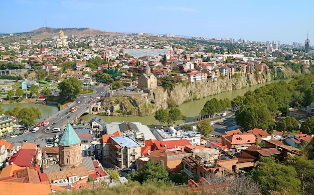 Verbazingwekkend panoramisch stadsgezicht van de hoofdstad van tbilisi in georgië