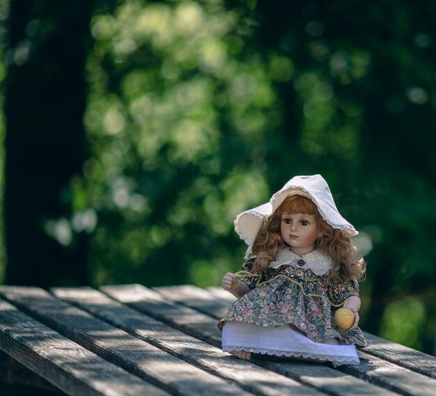 Verbazingwekkend realistisch vintage porseleinen poppenspeelgoed met bruine ogen selectieve focus