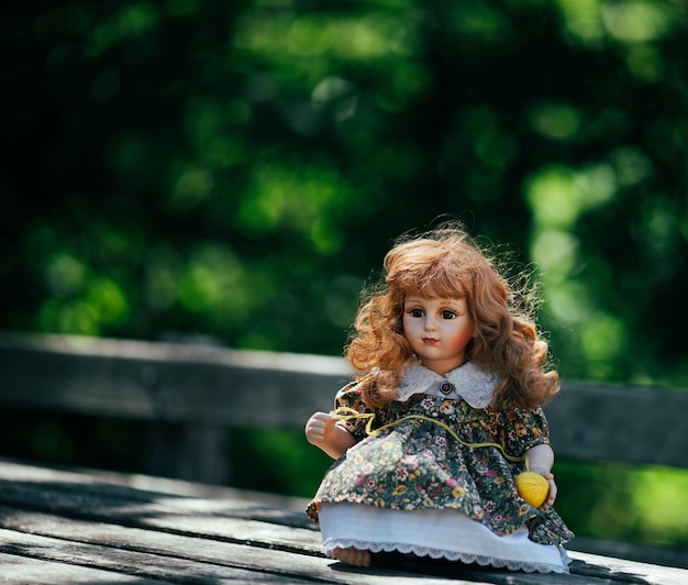 Verbazingwekkend realistisch vintage porseleinen poppenspeelgoed met bruine ogen selectieve focus