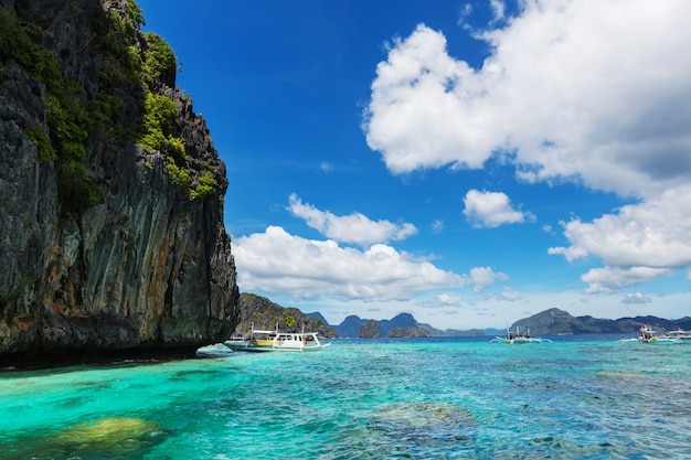 Verbazingwekkend schilderachtig uitzicht op zeebaai en bergeilanden, Palawan, Filippijnen