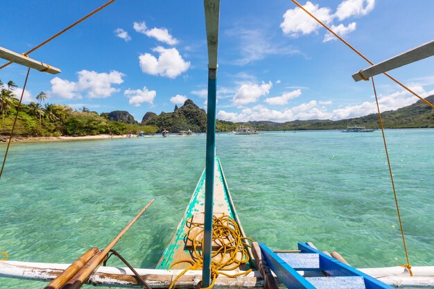 Verbazingwekkend schilderachtig uitzicht op zeebaai en bergeilanden, Palawan, Filippijnen