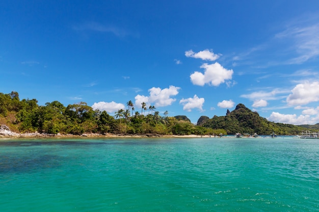 Verbazingwekkend schilderachtig uitzicht op zeebaai en bergeilanden, Palawan, Filippijnen