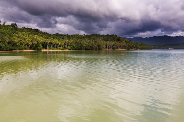 Verbazingwekkend schilderachtig uitzicht op zeebaai en bergeilanden, Palawan, Filippijnen