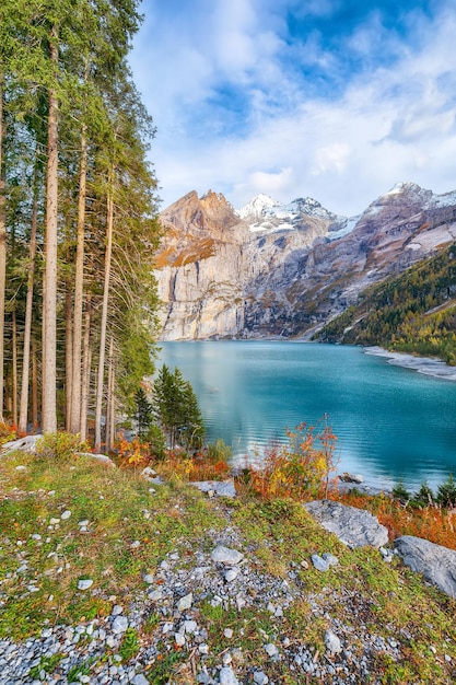 Verbazingwekkend uitzicht op de Oeschinensee in de herfst