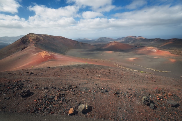 Verbazingwekkend vulkanisch landschap en lava woestijn in Timanfaya, Lanzarote, Spanje.