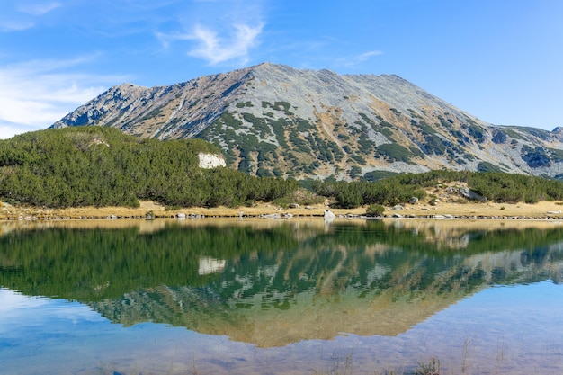 Foto verbazingwekkend zomerlandschap van de berg pirin bij het meer muratovo bulgarije