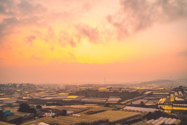 Verbazingwekkend zonsonderganglandschap in agrarische kasvallei in Da Lat City Het licht van de kas om bloemen te laten groeien in Da Lat Reis- en landschapsconcept