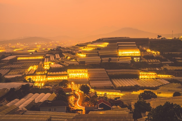 Verbazingwekkend zonsonderganglandschap in agrarische kasvallei in Da Lat City Het licht van de kas om bloemen te laten groeien in Da Lat Reis- en landschapsconcept