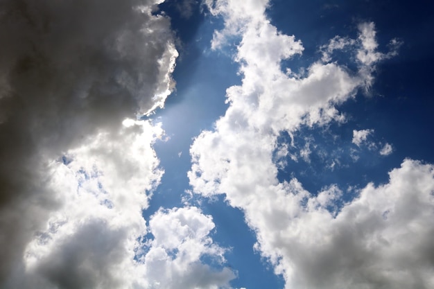 Foto verbazingwekkende blauwe bewolkte lucht met dichte wolken regenachtige lucht